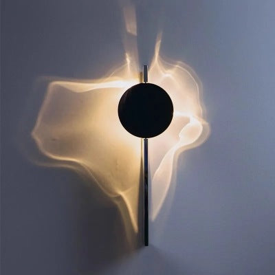 Moderne und minimalistische Wandleuchte aus gewelltem Edelstahl