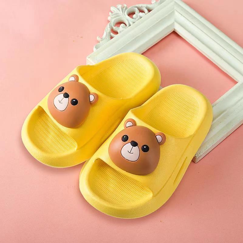 Niedliche Sandalen für Jungen im Cartoon-Stil
