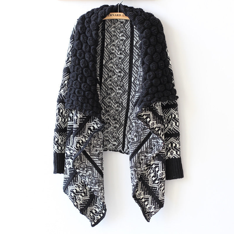 Strickjacke mit Kettengliedern, aufwendigem Revers und unregelmäßigem geometrischem Muster
