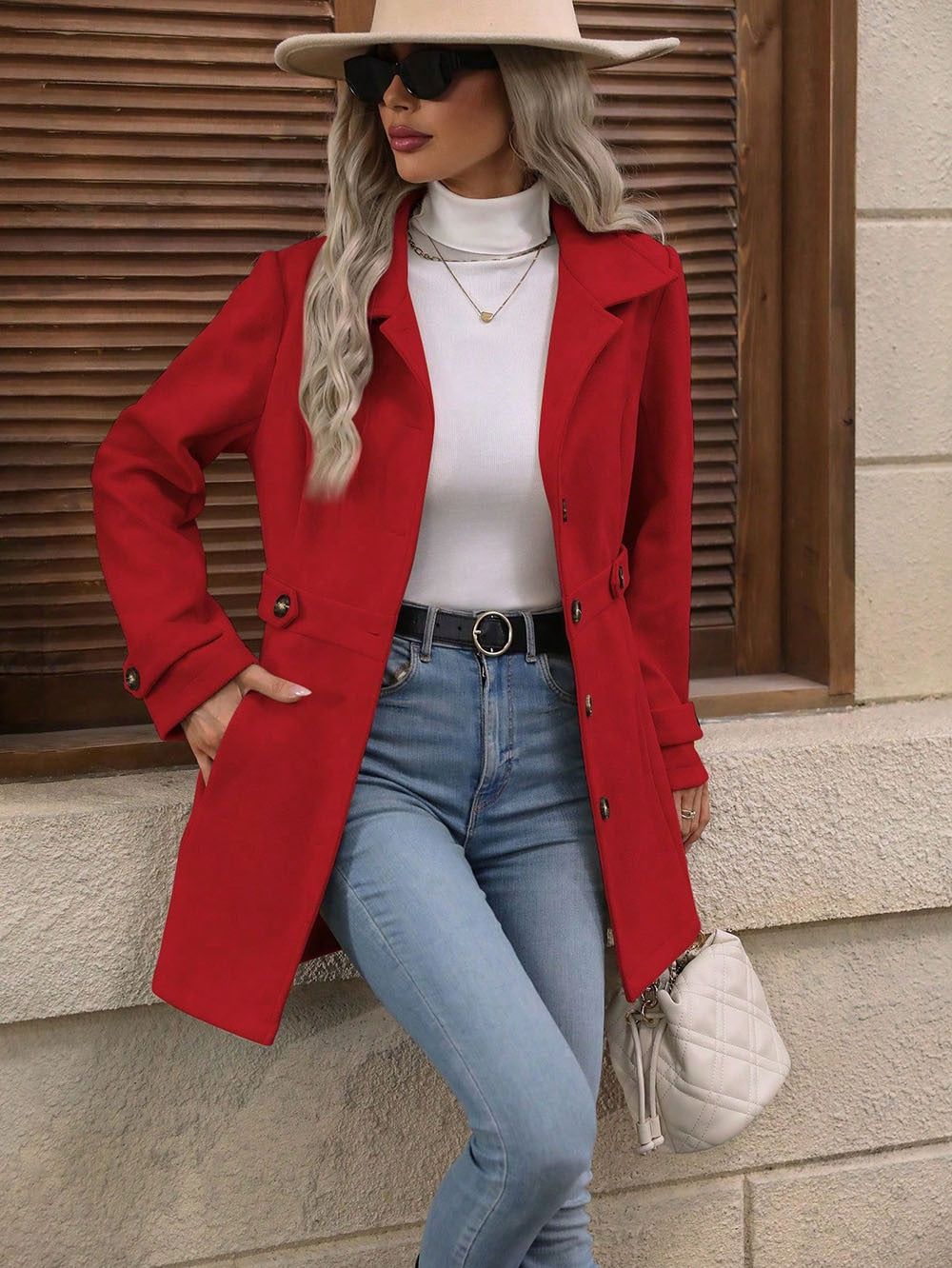 Eleganter, einreihiger Wollmantel mit Knöpfen, Reverskragen und mittellanger Länge – ein stilvolles Kleidungsstück für den Alltag und für Damen.