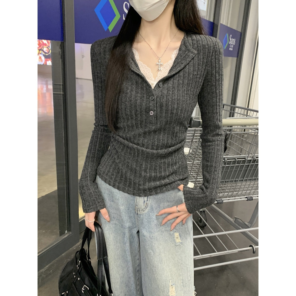 Knopfleiste, halb offener Kragen, gebürstete Spitzenapplikationen, tailliertes, plissiertes Oberteil