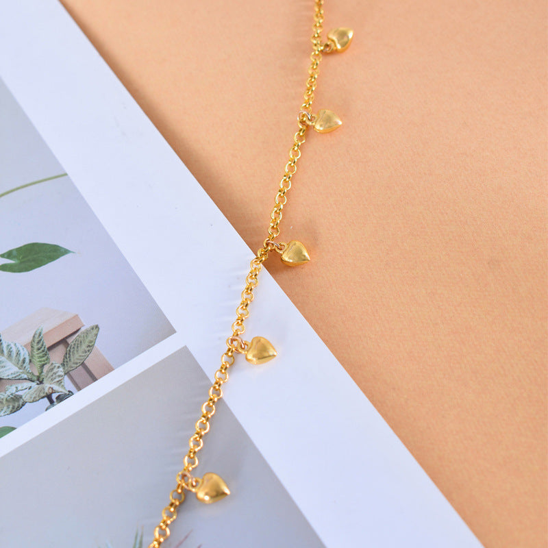 Neues, schlichtes und vielseitiges Armband mit Herzanhängern für Damen und Teenager-Mädchen – Modeschmuck