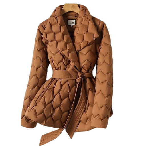 Winterjacke mit Wellensteppung, Gürtel, warmen Taschen und Reverskragen – ein modischer, leichter Mantel für Damen.