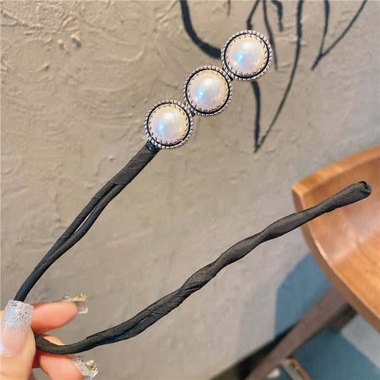 Einfacher, flauschiger Dutt, halber Dutt, Haargummi, lockere Haarnadel mit Blütenknospe, Haaraccessoires