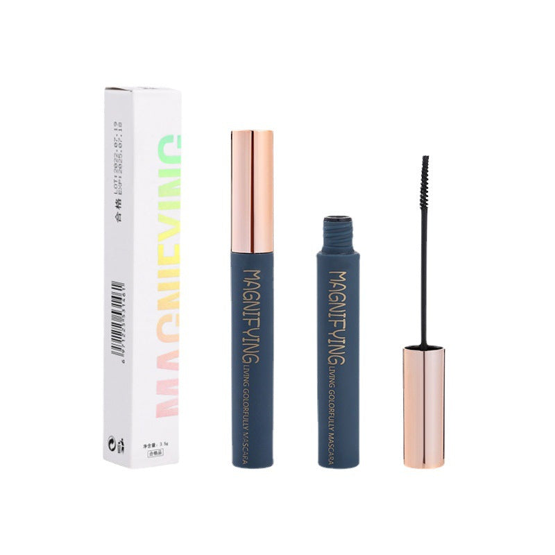 Langanhaltende Mascara, die nicht leicht verläuft, mit feiner Bürste.