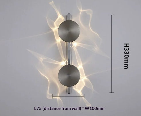Moderne und minimalistische Wandleuchte aus gewelltem Edelstahl