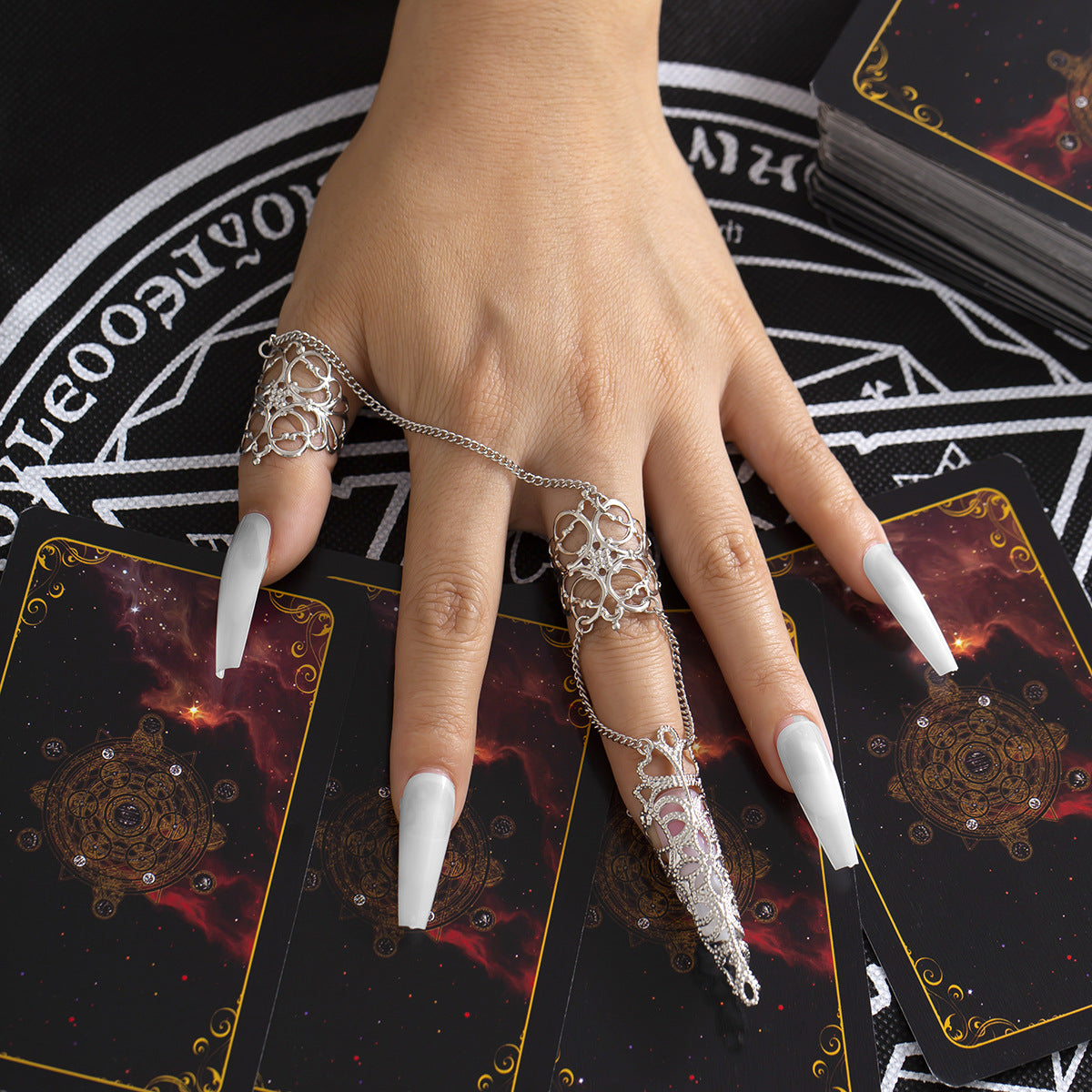 Ornamentaler, gotischer Stil, hohler, spitz zulaufender Fingernagelkappenring, Nischen-Metallquastenring