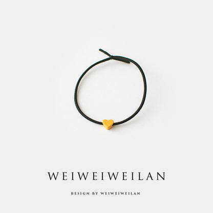 Einfaches, vielseitig kombinierbares Haargummi mit farbigem Herzmotiv