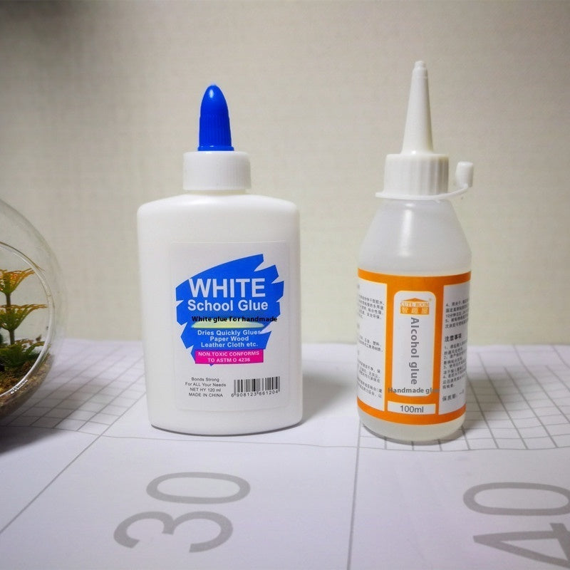 Werkzeugset für die manuelle Montage von Modellen: Schere, Pinzette, Lineal, Klebstoff