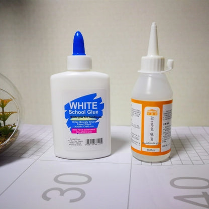 Werkzeugset für die manuelle Montage von Modellen: Schere, Pinzette, Lineal, Klebstoff