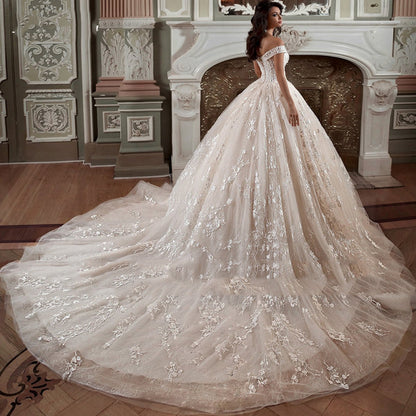 Schulterfreies, schlichtes kleines Brautkleid im französischen Stil mit Schleppe im Mori-Stil