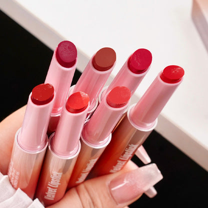 Velvet Air Lippenstift mit mattem Finish – keine Flecken auf Tassen