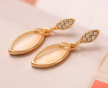 Schlichte Opal-Ohrringe aus der Boutique