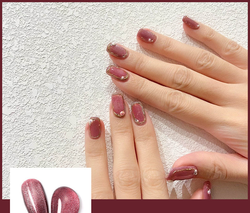 Nagellack mit Milchtee-Kristallstein und Katzenaugen-Optik