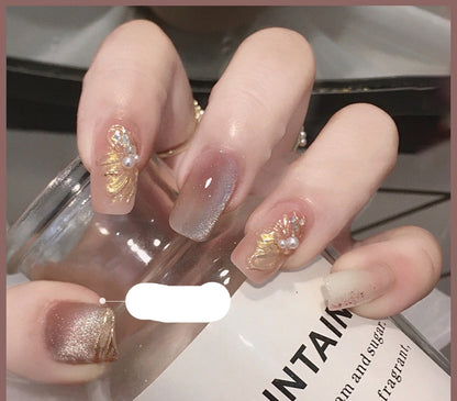 Nagellack mit Milchtee-Kristallstein und Katzenaugen-Optik