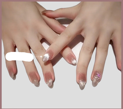 Nagellack mit Milchtee-Kristallstein und Katzenaugen-Optik