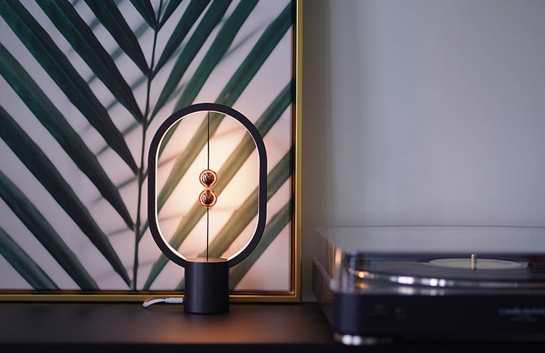 Mini-LED-Tischleuchte mit Magnetschalter, USB-Anschluss und stimmungsvoller Beleuchtung für Schlafzimmer und Nachttisch.