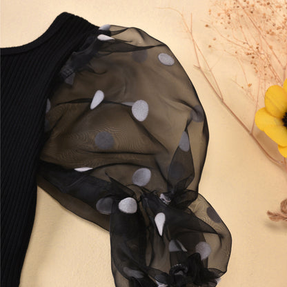 Kinderbekleidung: Baumwoll-Top mit gepunkteten Netzärmeln, gestreiftem Oberteil und zerrissenen Jeansshorts, Kinderanzug