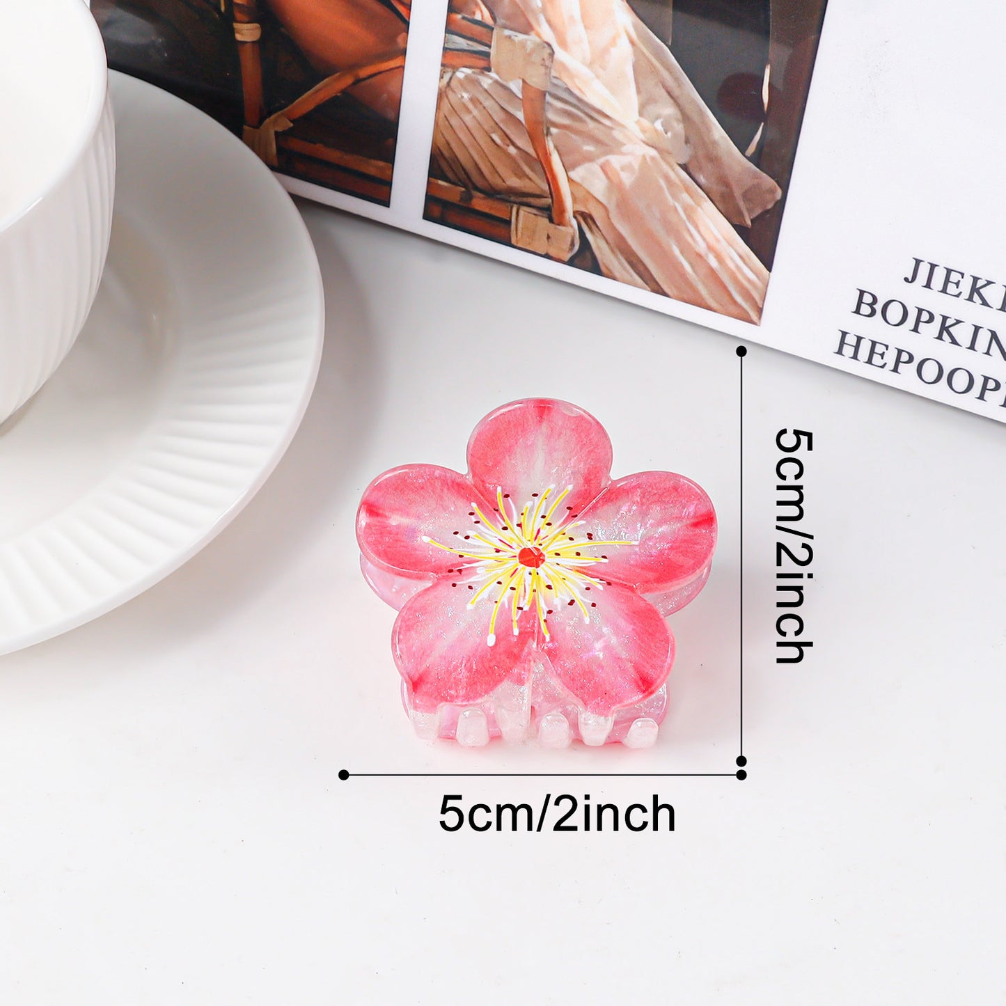 Süße Pflaumenblüten-Feenfrisur im floralen Hochsteckfrisur-Stil mit Haifisch-Haarspange – passend für alle Damen.