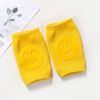 Sommerliche Frottee-Babysocken mit Knieschonern