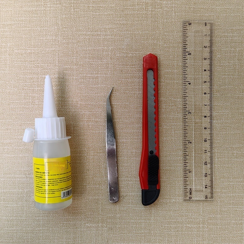 Werkzeugset für die manuelle Montage von Modellen: Schere, Pinzette, Lineal, Klebstoff