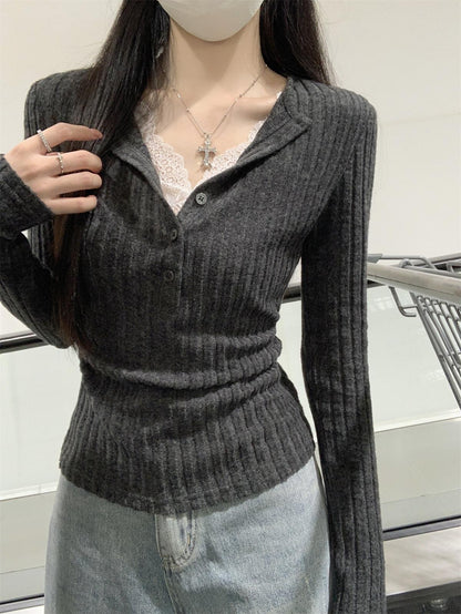 Knopfleiste, halb offener Kragen, gebürstete Spitzenapplikationen, tailliertes, plissiertes Oberteil