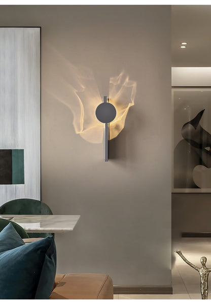 Moderne und minimalistische Wandleuchte aus gewelltem Edelstahl