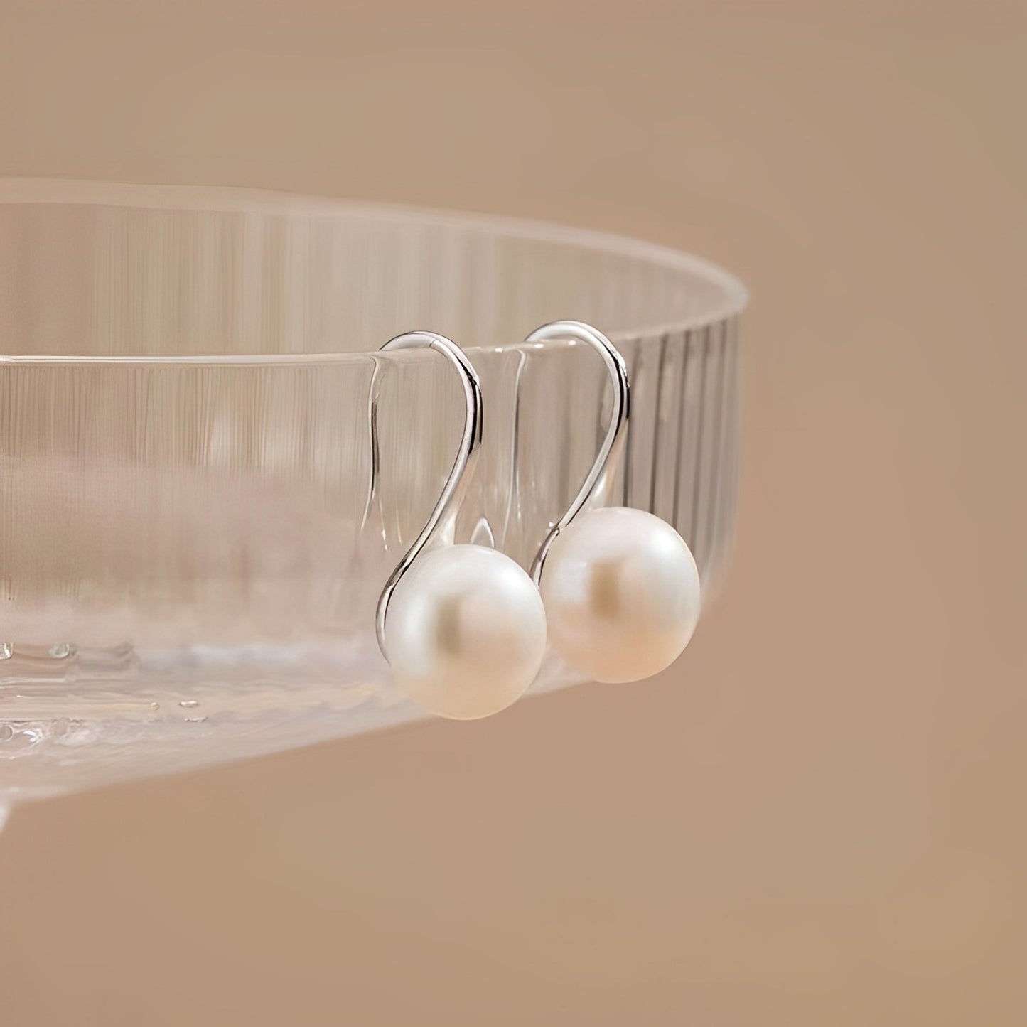 Silberne Perlenohrringe für Damen