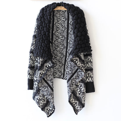 Strickjacke mit Kettengliedern, aufwendigem Revers und unregelmäßigem geometrischem Muster