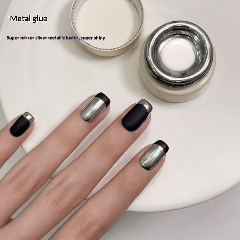 Flüssiger, spiegelnder Metallic-Gel-Nagellack im japanischen Stil
