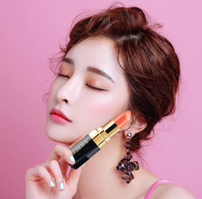 Kirschfarbener Lippenstift