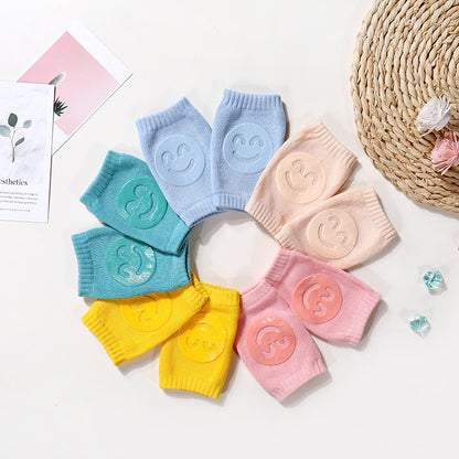 Sommerliche Frottee-Babysocken mit Knieschonern