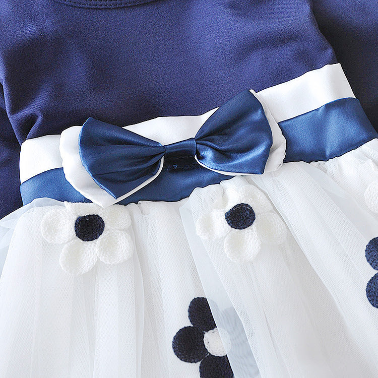 Kleid mit Blumenschleife und langen Ärmeln