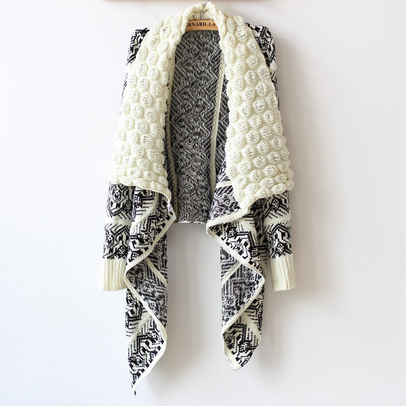 Strickjacke mit Kettengliedern, aufwendigem Revers und unregelmäßigem geometrischem Muster