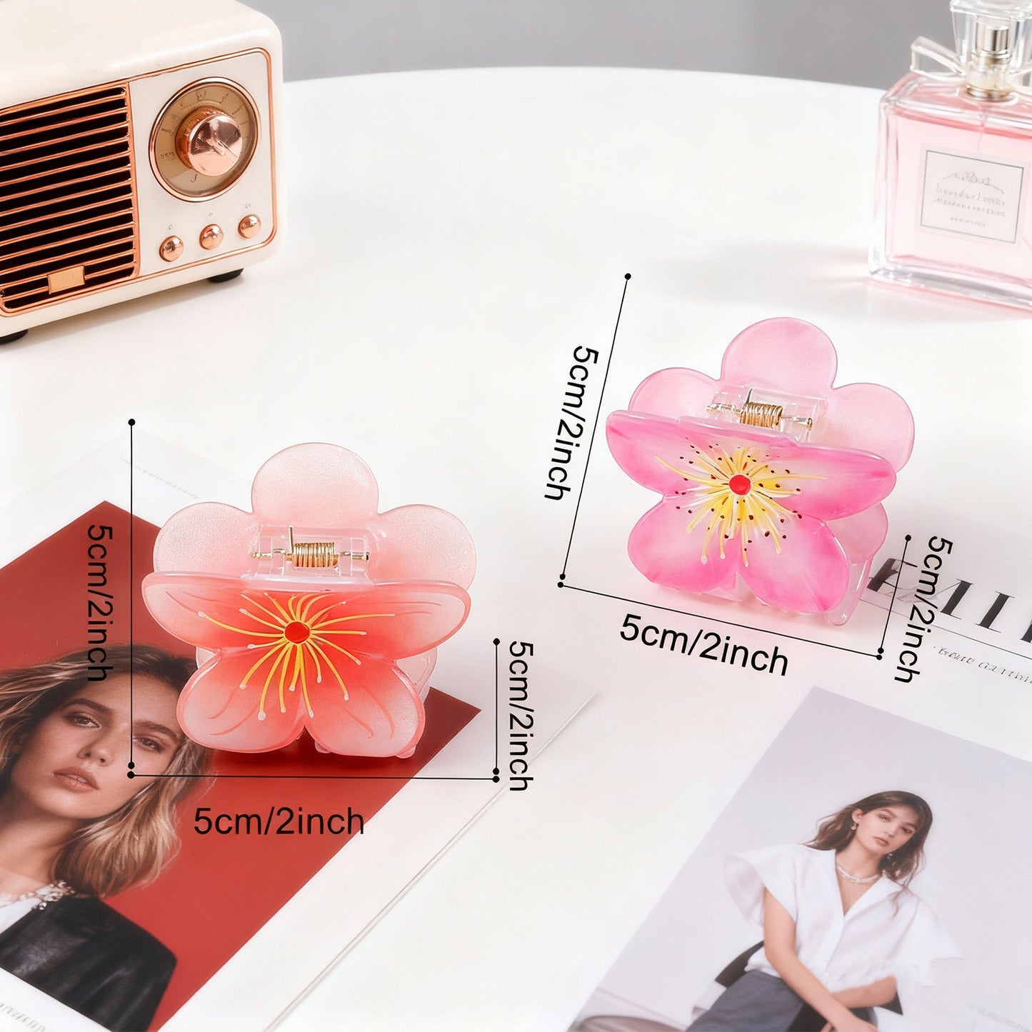 Süße Pflaumenblüten-Feenfrisur im floralen Hochsteckfrisur-Stil mit Haifisch-Haarspange – passend für alle Damen.