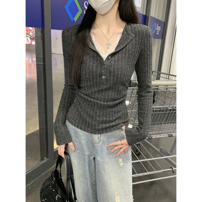 Knopfleiste, halb offener Kragen, gebürstete Spitzenapplikationen, tailliertes, plissiertes Oberteil