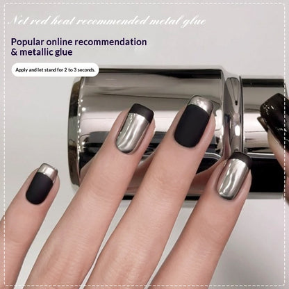Flüssiger, spiegelnder Metallic-Gel-Nagellack im japanischen Stil