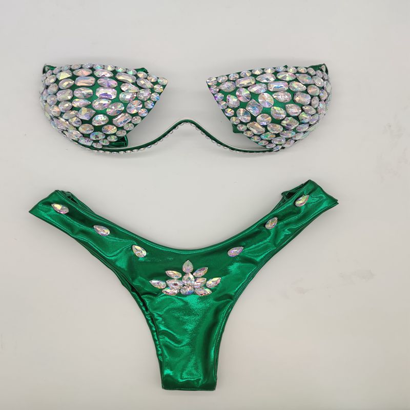 Eleganter Diamanten-Bikini, Diamanten aufnähen