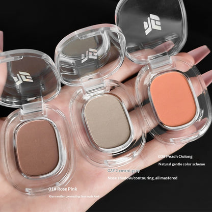 Matt-Lidschatten mit geringer Farbsättigung und einheitlicher Farbe