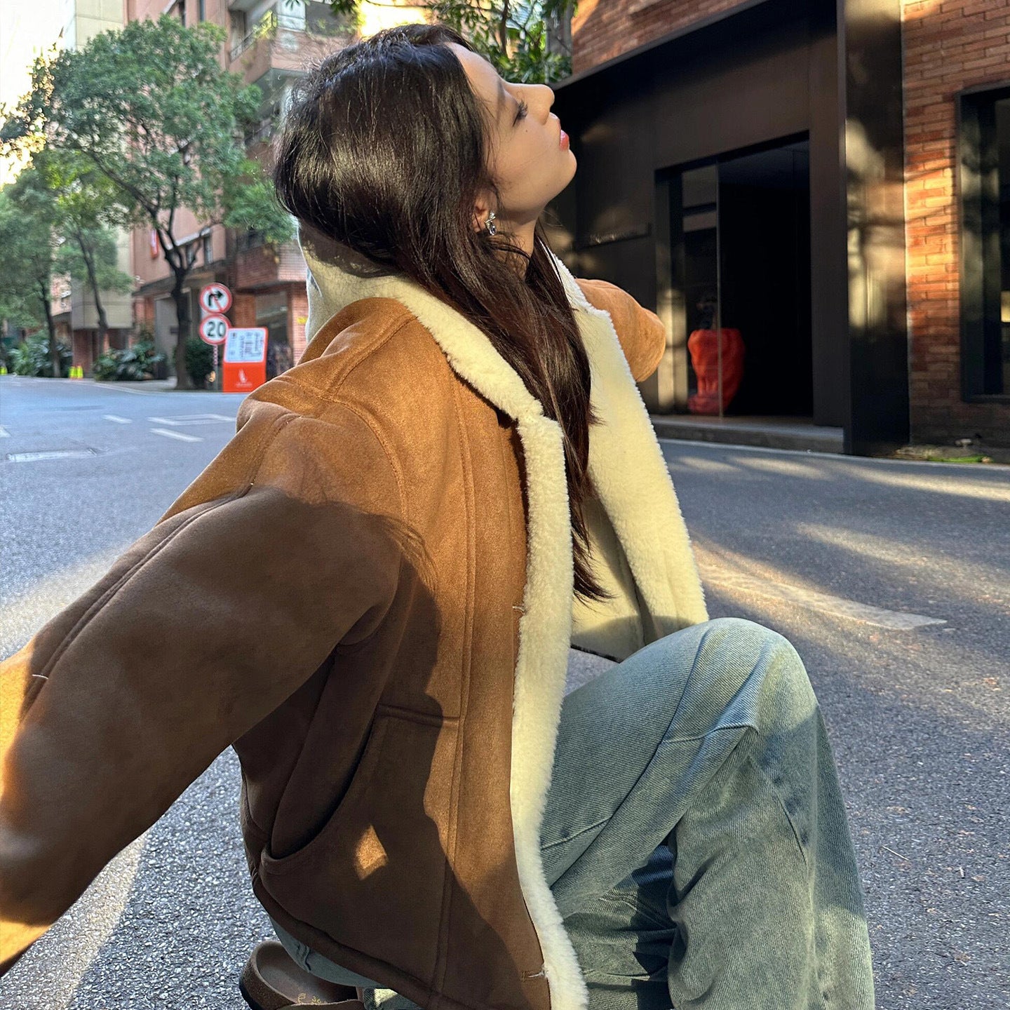 Fleecegefütterte, kurzärmelige Lammwolljacke mit dickem Revers