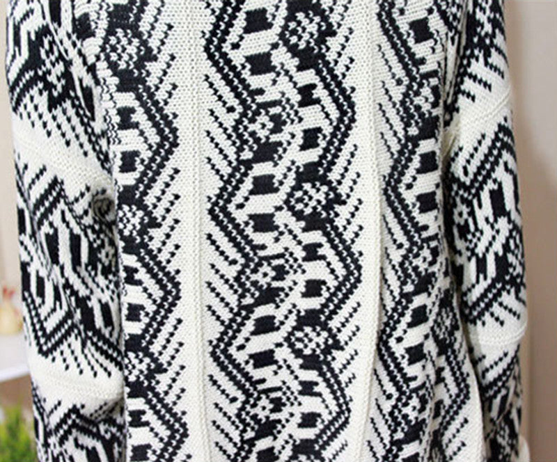 Strickjacke mit Kettengliedern, aufwendigem Revers und unregelmäßigem geometrischem Muster