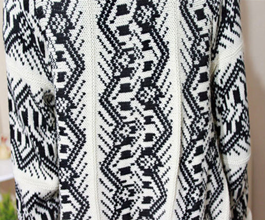 Strickjacke mit Kettengliedern, aufwendigem Revers und unregelmäßigem geometrischem Muster