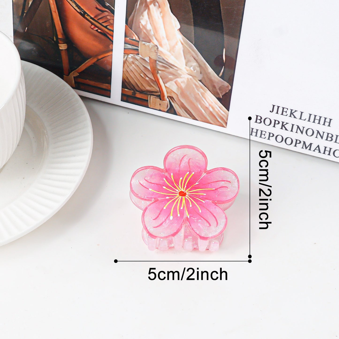 Süße Pflaumenblüten-Feenfrisur im floralen Hochsteckfrisur-Stil mit Haifisch-Haarspange – passend für alle Damen.