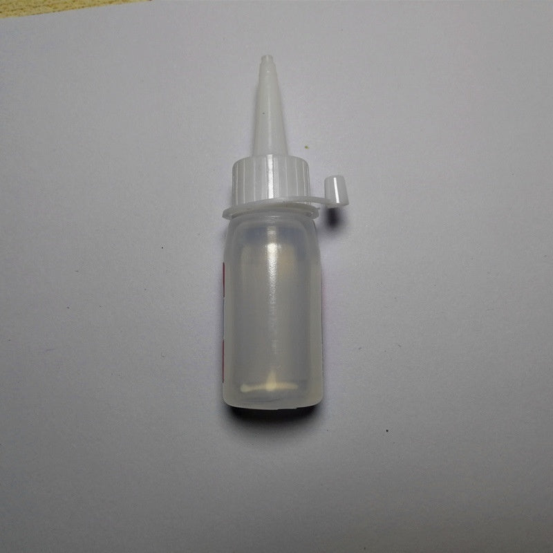 Werkzeugset für die manuelle Montage von Modellen: Schere, Pinzette, Lineal, Klebstoff