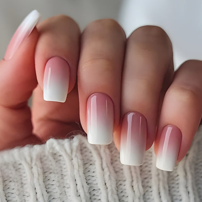 Einfaches, abnehmbares Nageldesign mit rosa-weißem Farbverlauf