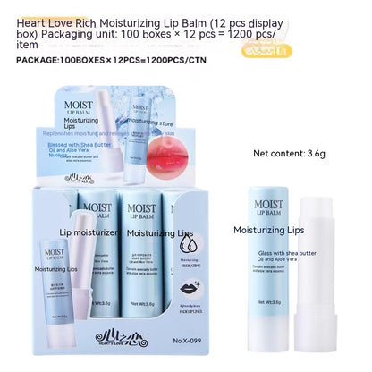 Transparenter Lipgloss, kaschiert Lippenfältchen und beugt rissigen Lippen vor