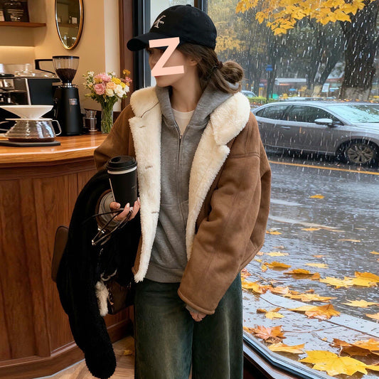 Fleecegefütterte, kurzärmelige Lammwolljacke mit dickem Revers