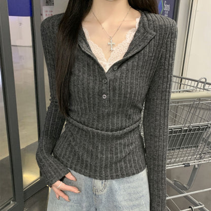 Knopfleiste, halb offener Kragen, gebürstete Spitzenapplikationen, tailliertes, plissiertes Oberteil