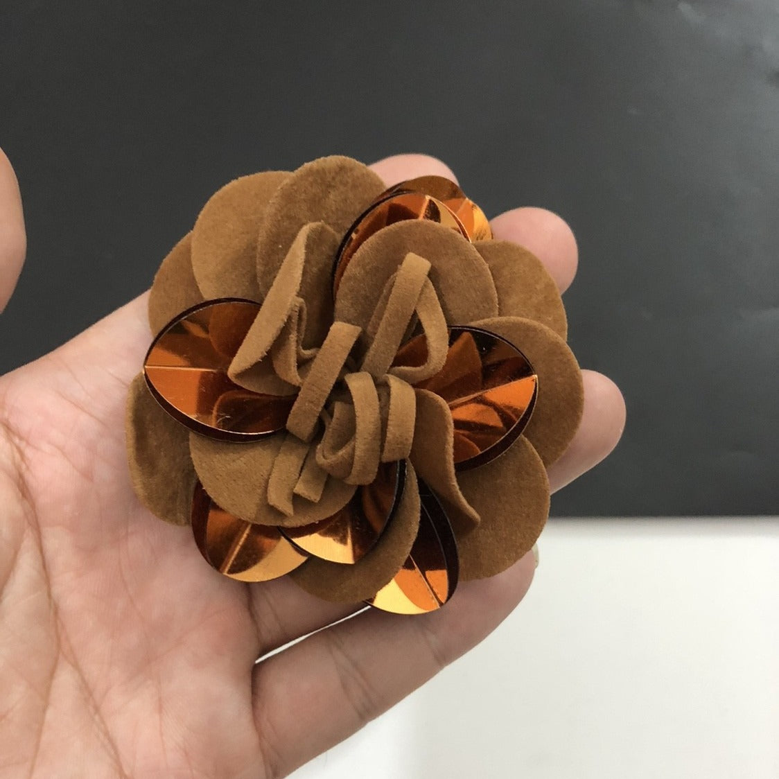 Feine Flanellblumen-Corsage, umwickelte Blumen-Haarspange, Blumen-Handtaschenanhänger, Brosche