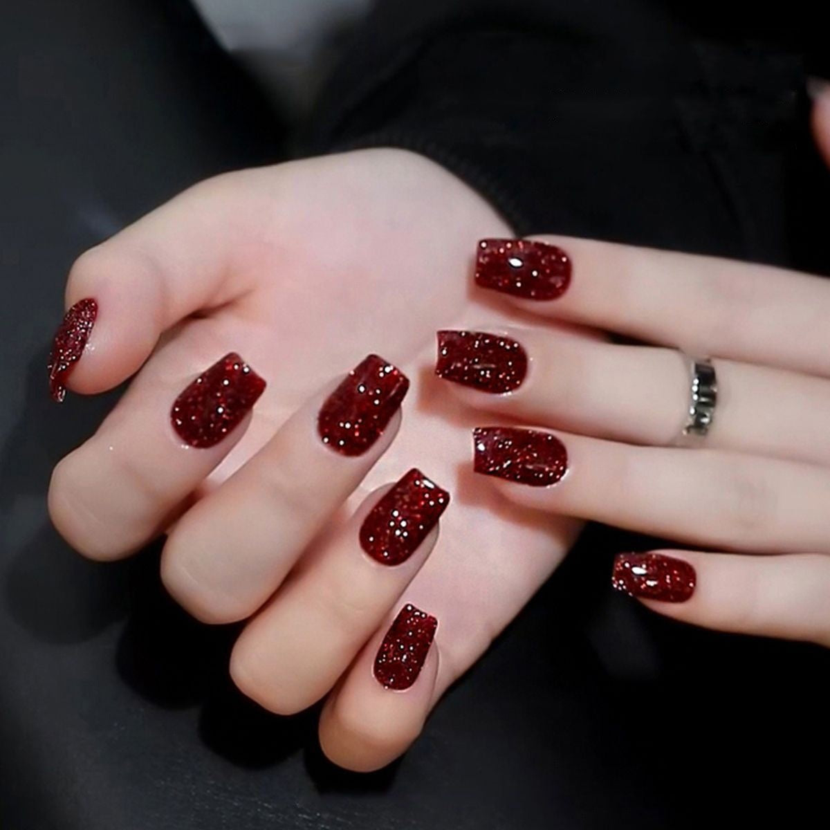 Auffälliges, reflektierendes Glitzer-Nagelgel im Nachtclub-Stil